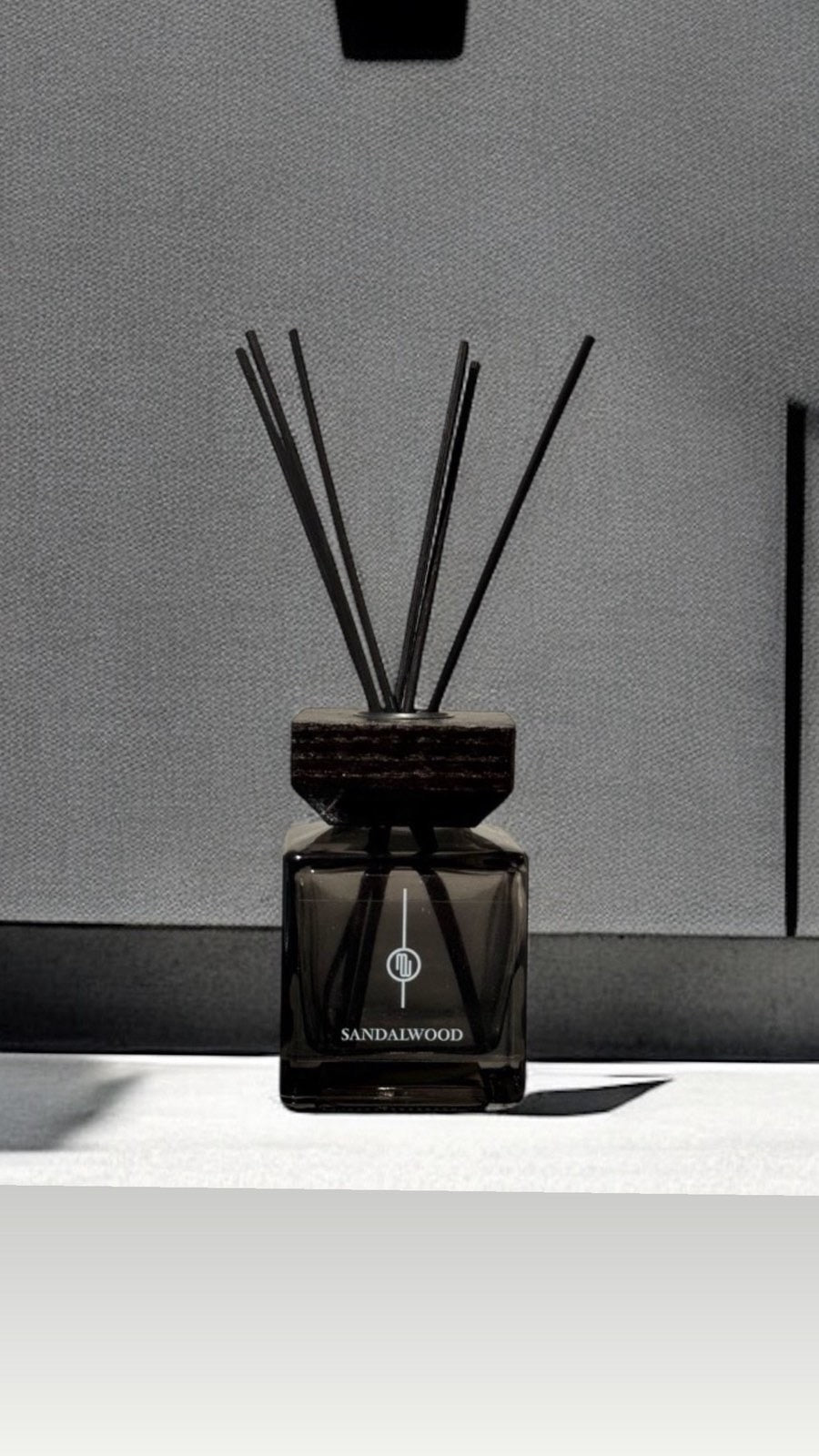 ΑΡΩΜΑΤΙΚΟ ΧΩΡΟΥ ΜΕ ΣΤΙΚΣ ΤΕΤΡΑΓΩΝΟ ΓΥΑΛΙΝΟ ΜΑΥΡΟ - REED DΙFFUSER 150ML