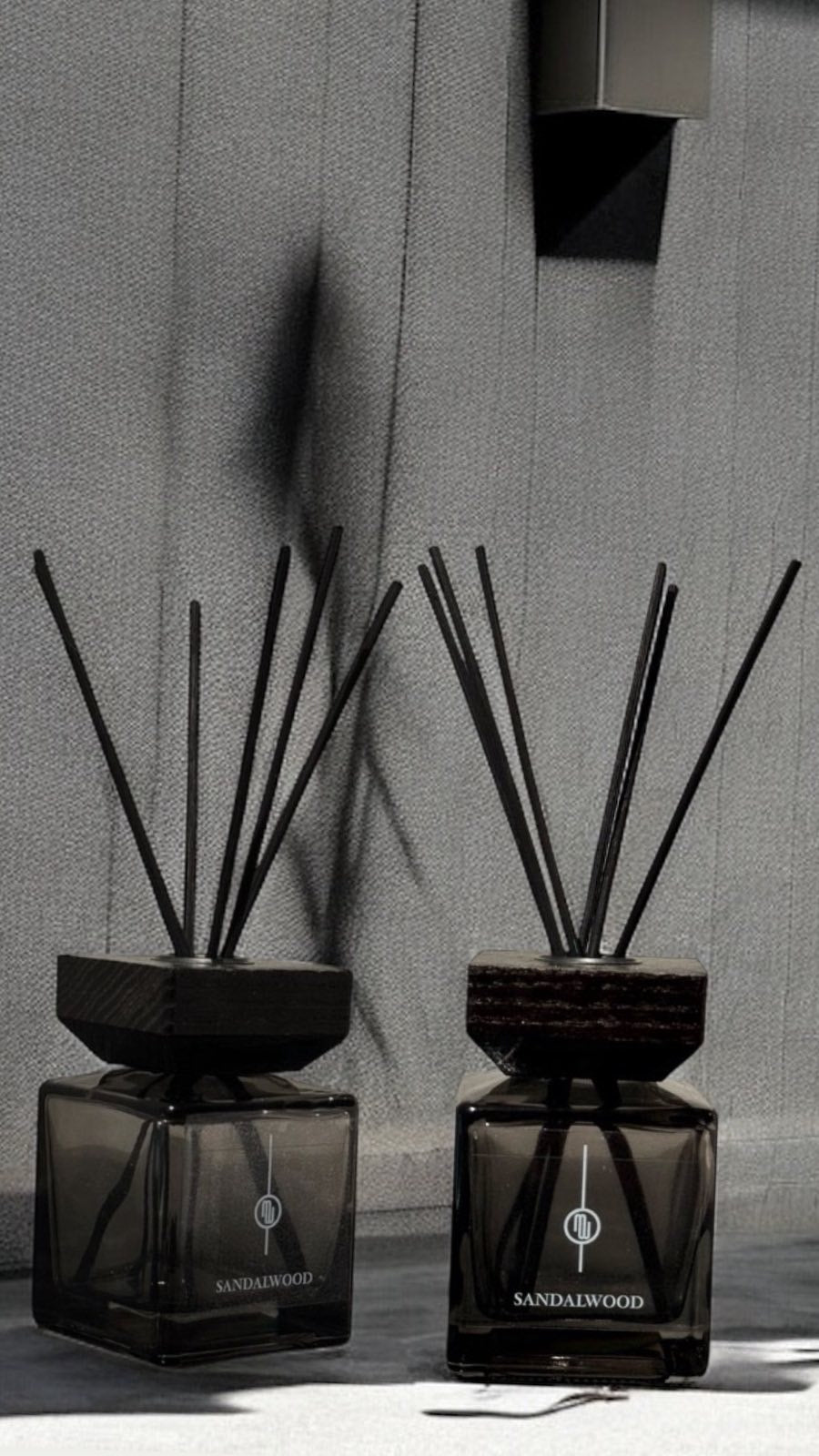 ΑΡΩΜΑΤΙΚΟ ΧΩΡΟΥ ΜΕ ΣΤΙΚΣ ΤΕΤΡΑΓΩΝΟ ΓΥΑΛΙΝΟ ΜΑΥΡΟ - REED DΙFFUSER 150ML